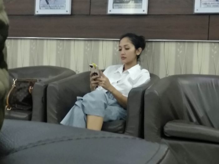 Istri Augie Fantinus, Adriana Bustami, temani sang suami di Ditreskrisus Polda Metro Jaya.