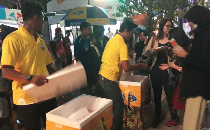 Pembagian es krim gratis  di Zona Inspirasi Asian Para Games 2018 di GBK pada Jumat (12/10/2018).
