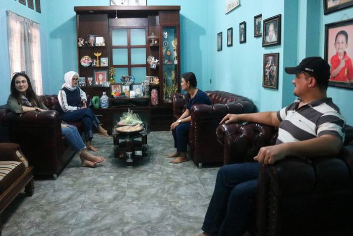 Artis peran Luna Maya saat diterima di kediaman Suzzanna oleh Clift Sangra di kawasan saat ditemui di Kebondalem II, Protobangsan, Magelang Utara, Jawa Tengah, Sabtu (13/10/2018)  