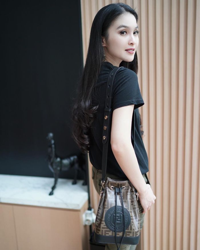 Sandra Dewi begitu stylish dengan berbagai outfit yang ia kenakan