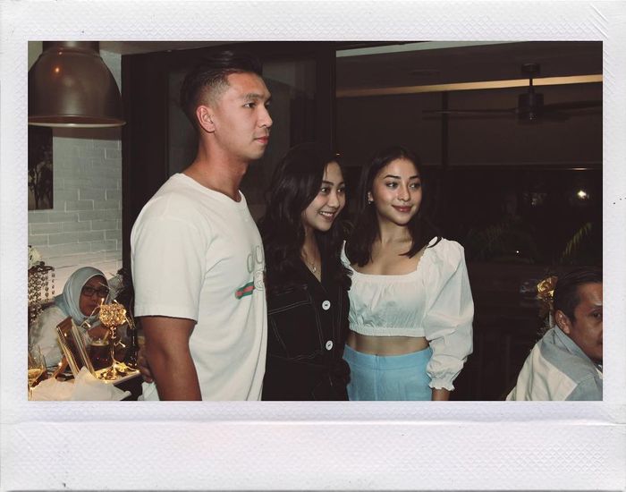 Nikita Willy dan adiknya, Winona Willy (tengah)