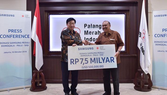 JaeHoon Kwon, President Samsung Electronics Indonesia, serahkan sumbangan ke PMI