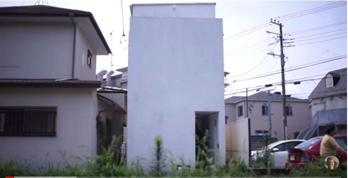 Tampilan luar rumah Takeshi Hosaka di Jepang (rumah putih di tengah0