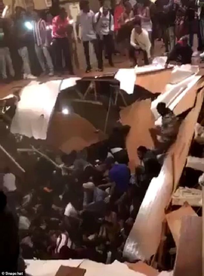 Lantai dua rumah roboh, para remaja saling terhimpit.