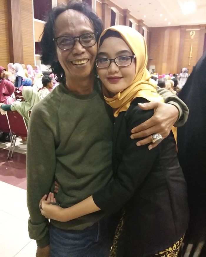 Potret cantik anak Mandra, Tia Septiana