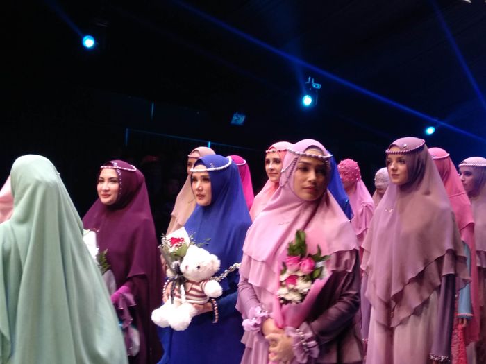 Mulan Jameela, Natalie Sarah, dan Ussy Sulistiawaty saat memperagakan busana muslim di Jakarta Fashion Week 2019.