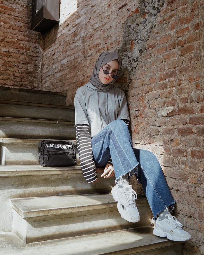 Agnia Punjabi dengan stripe t-shirt dan wide leg jeans
