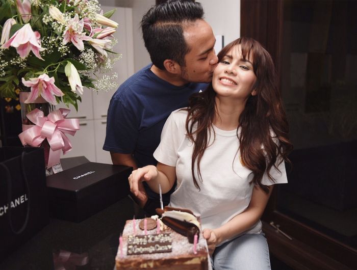 Momo Geisha dan suami