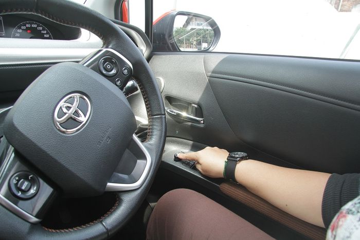 Tombol untuk mengatur Kaca Spion