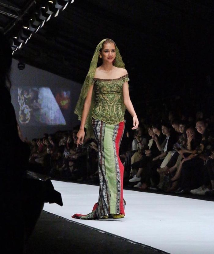 Mikha Tambayong dalam pagelaran Jakarta Fashion Week 2019