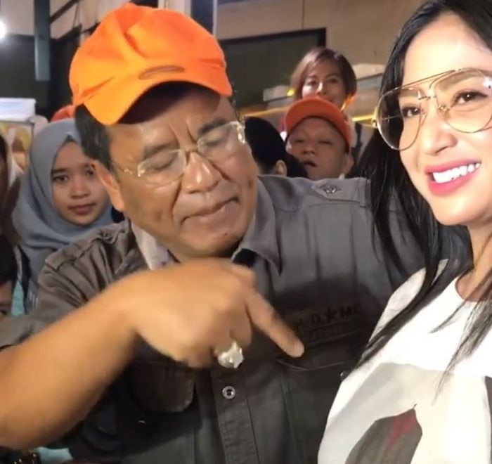 Dewi Perssik melakukan somasi terbuka terhadap kakak serta keponakannya. Tak sendiri, Dewi Perssik m