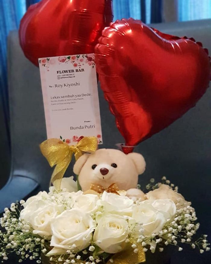 Buket bunga untuk Roy Kiyoshi