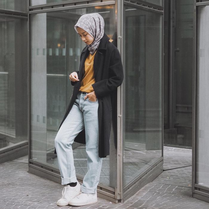 OOTD Hijab Simpel dengan Midi Coat ala Gita Savitri