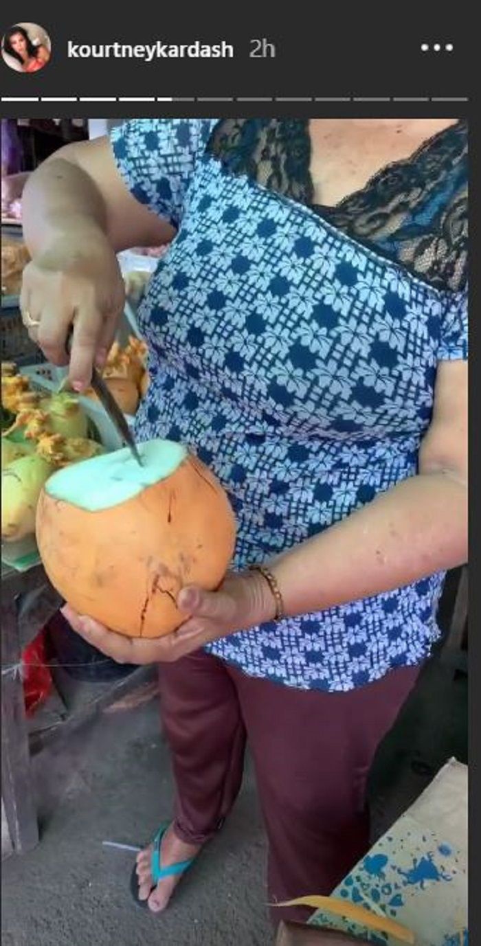 Kourtney Kardashian berjalan-jalan di pasar tradisional Bali