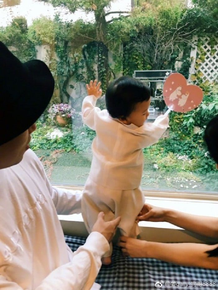 Kang Gary bersama anak dan istrinya.