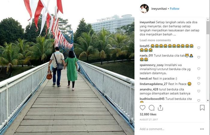 Foto sepasang pria dan wanita yang berjalan di atas jembatan