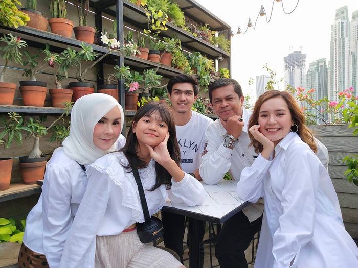 Beby Tsabina dan keluarga