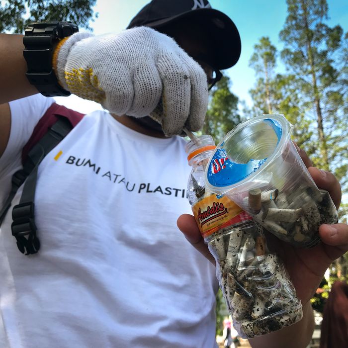 Sampah puntung rokok mengandung racun akut bagi mikroorganisme air dan ikan, seperti arsenik, nikotin hingga timbal.