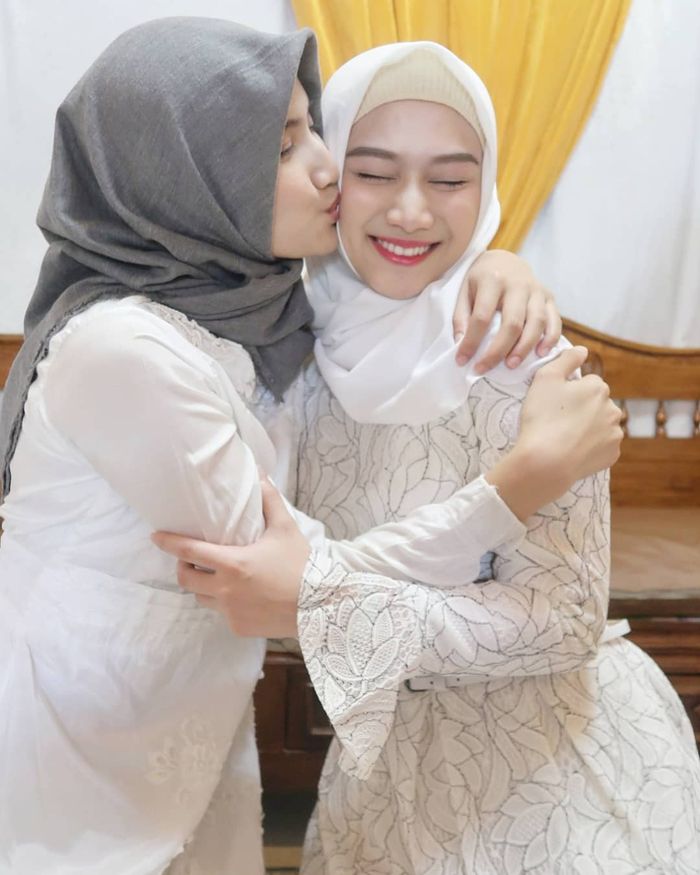 Melody Laksani dan adik perempuannya.
