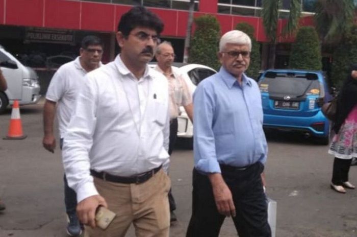 Keluarga dari pilot Lion Air JT 610, Bhavye Suneja, yaitu paman dan ayahnya (berbaju biru) menyerahkan sampel DNA ke RS Polri Kramat Jati, Rabu (31/10/2018). Pesawat Lion Air JT 610 jatuh di perairan Karawang, Jawa Barat, Senin lalu. 