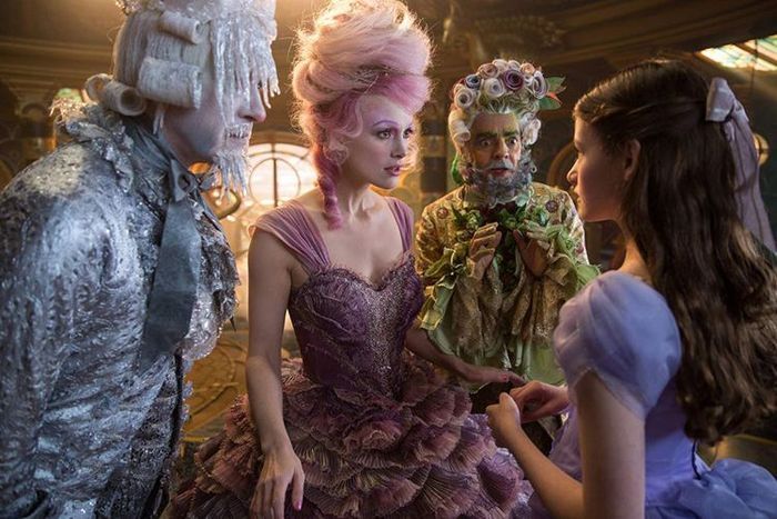 Keira Knightley (kedua dari kiri) berperan sebagai Sugar Plum dalam film 'The Nutcracker and the Four Realms' (2018)