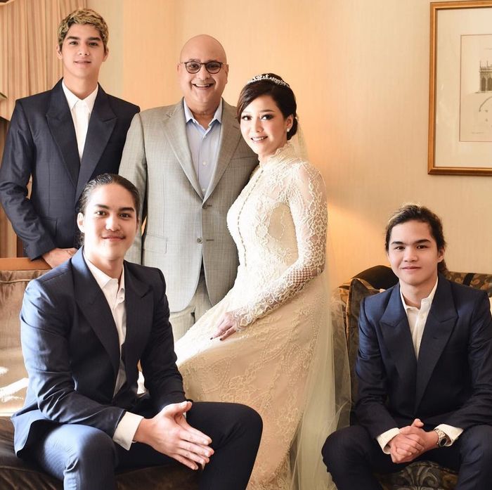 Gaun pernikahan Maia Estianty