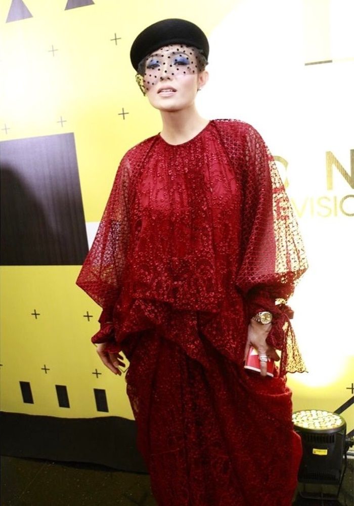 Ayu Dewi Tetap Tampak Anggun Meski Hanya Mengenakan Kaftan
