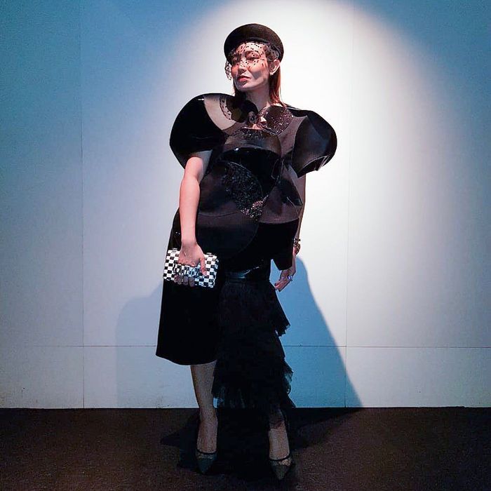 Ayu Dewi Tampak Nyentrik dengan Fascinators Hitam