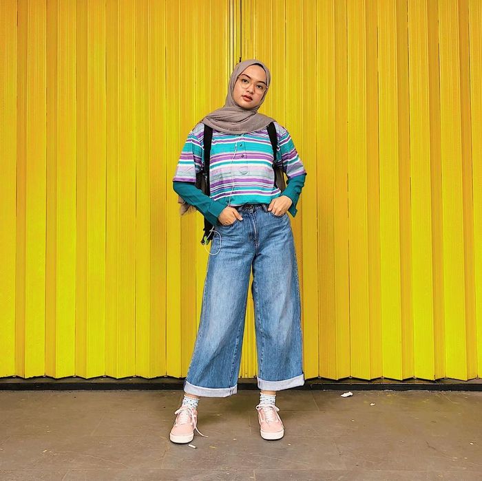 Gaya OOTD hijab untuk ke kampus.
