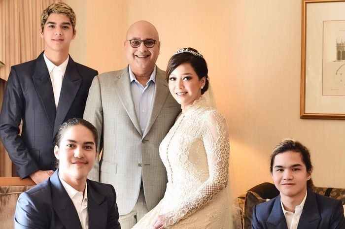 Maia Estianty bersama keluarga barunya