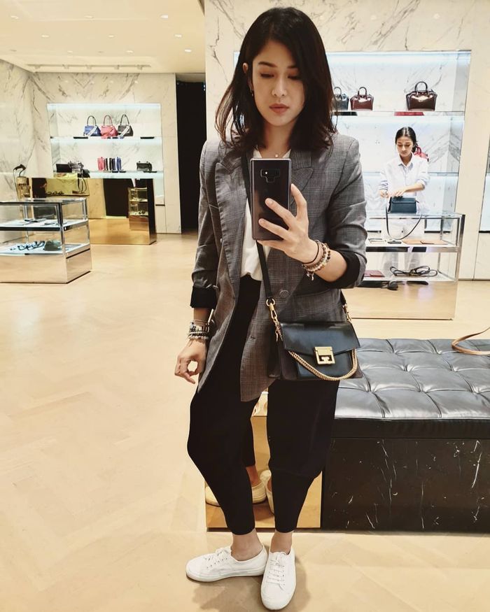 Gaya simpel Dian Sastro saat berjalan-jalan ke mall