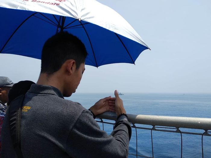 Keluarga korban Lion Air JT 610 berdoa di Tanjung Pakis Karawang, titik jatuhnya pesawat 