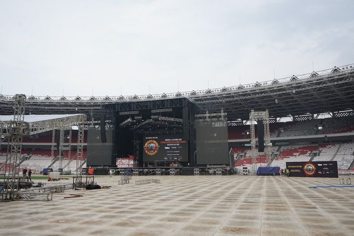 Pihak promotor, Image Dynamics menjamin jika kondisi rumput Stadion Utama Gelora Bung Karno aman pasca konser berlangsung. Ini adalah kondisi dua hari sebelum konser di lakukan, Selasa (6/11/2018). Pihak promotor melapisi permukaan rumput agar tak terinjak.    