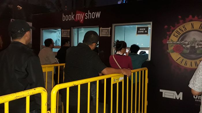 Suasana penukaran tiket di sekitar venue konser Guns N' Roses di kawasan Stadion Utama Gelora Bung Karno, Senayan, Jakarta Pusat, Rabu (7/11/2018).