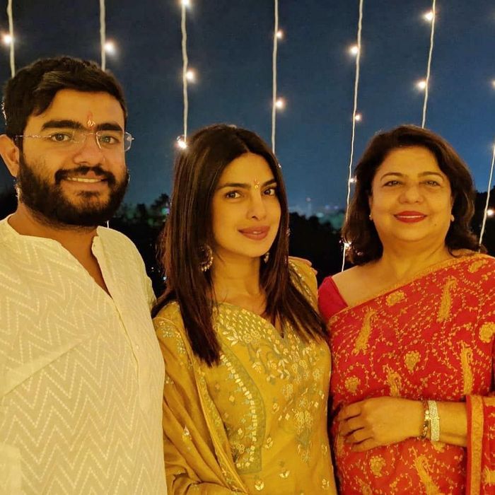Priyanka Chopra turut merayakan Hari Diwali.