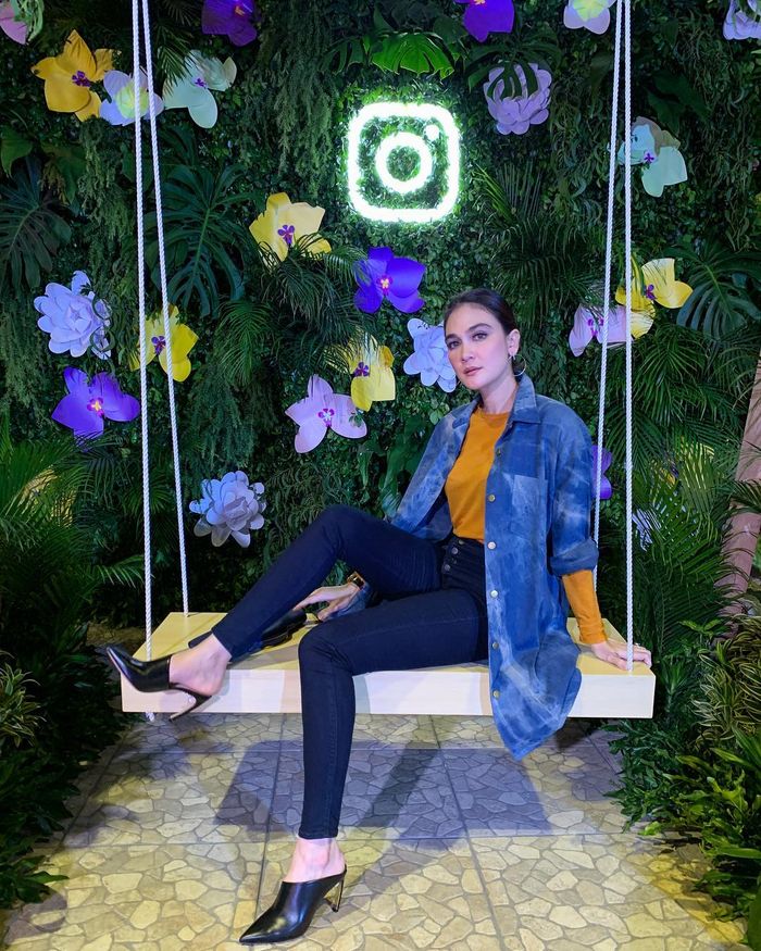 Luna Maya dengan tie dye denim