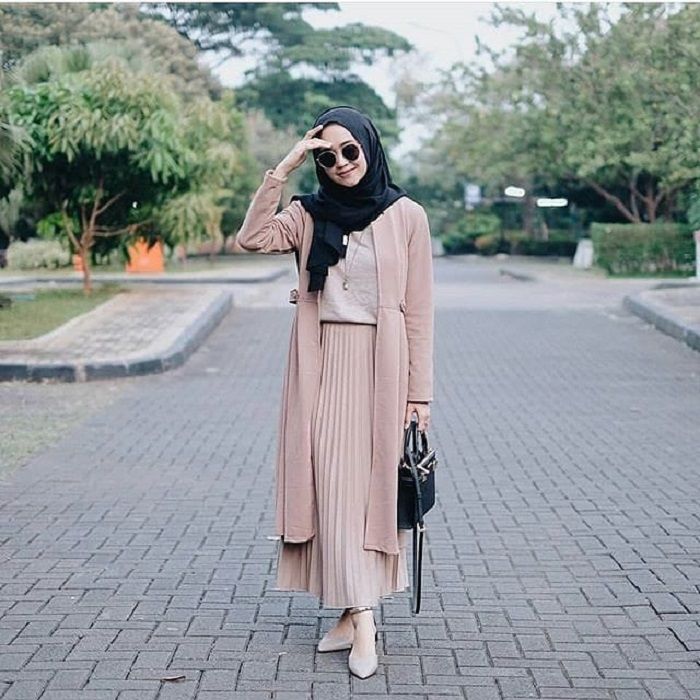 Busana hijab dengan rok dan outer