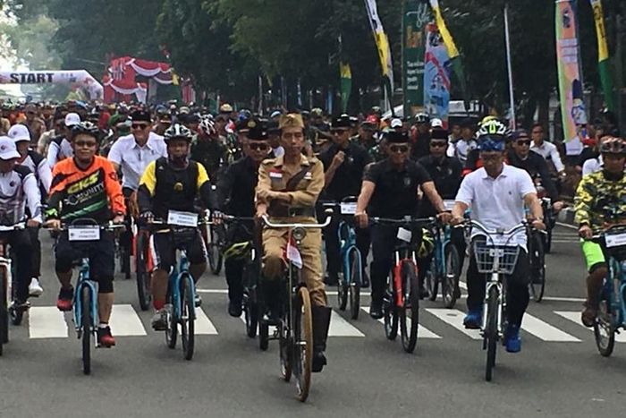 Presiden Joko Widodo menggowes sepeda di Kota Bandung. Acara gowes sepeda digelar di Depan Gedung Sa