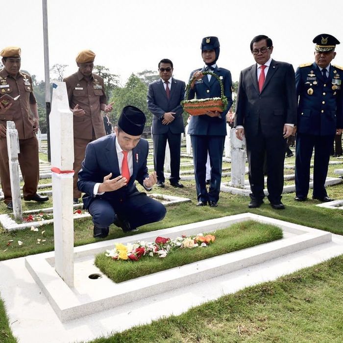 Presiden Jokowi menyempatkan diri untuk ziarah di Taman Makam Pahlawan Cikutra Bandung.