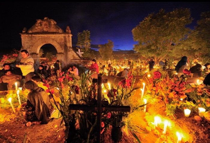 Bunga dan lilin ditempatkan di makam untuk memandu para roh saat berkunjung ke alam kehidupan.