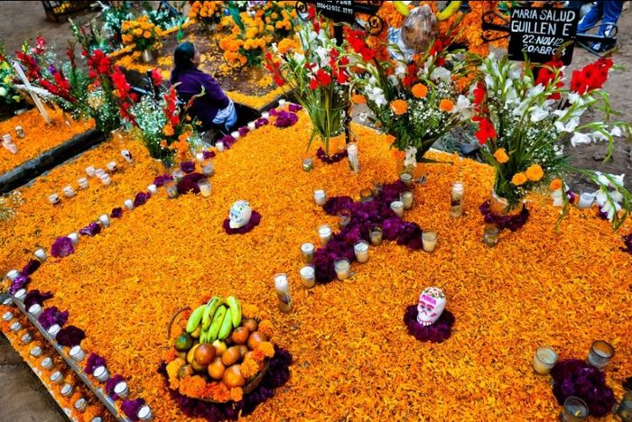 Bunga marigold menghiasi makam.