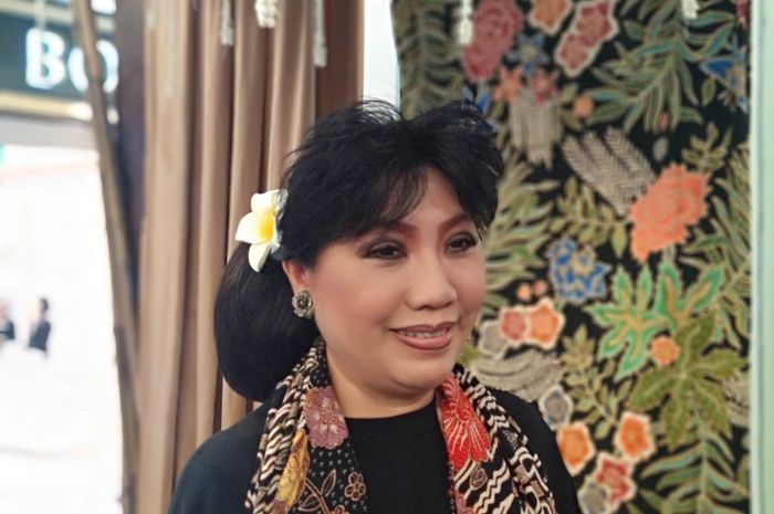 Simak profil Anne Avantie, desainer kondang yang rancang baju Maia Estianty dan Irwan Mussry di nikahan Al Ghazali. 