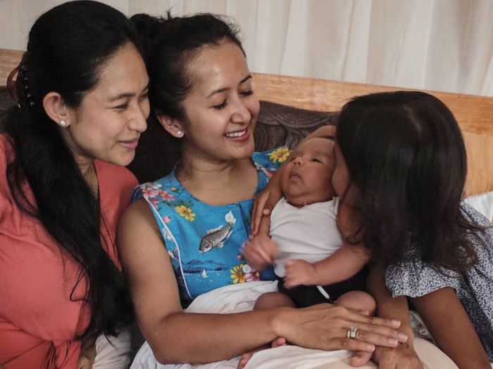 Widi Mulia menengok Happy Salma pasca melahirkan anak kedua.