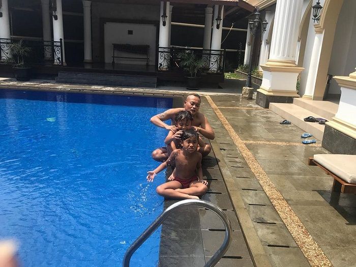 Kolam renang mewah di rumah Sule