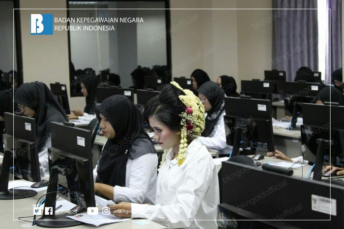 Seorang peserta CPNS yang menggunakan pakaian lengkap pengantin