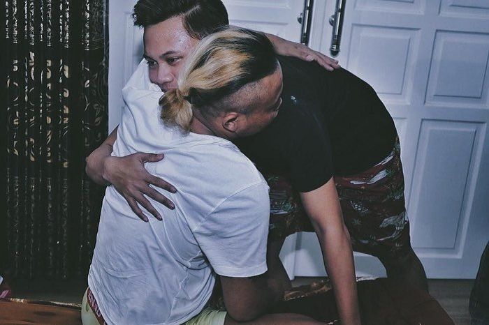 Sule memeluk anak lelakinya, Rizky Febian
