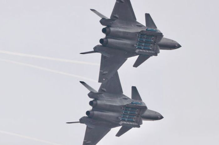 China pamerkan jet tempur siluman dengan tipe J-20.