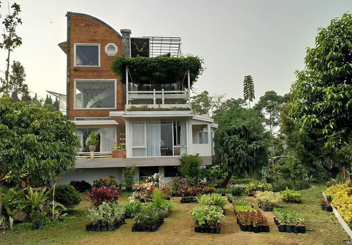 Fasad asimetris rumah Mark Sungkar dengan istri barunya