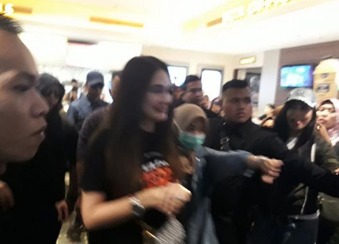 Luna Maya di kelilingan petugas keamanan saat kunjungi Daan Mogot XXI.