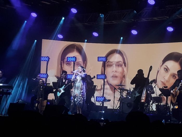 Raisa Andriana menggelar konser bertajuk Fermata Intimate Concert.